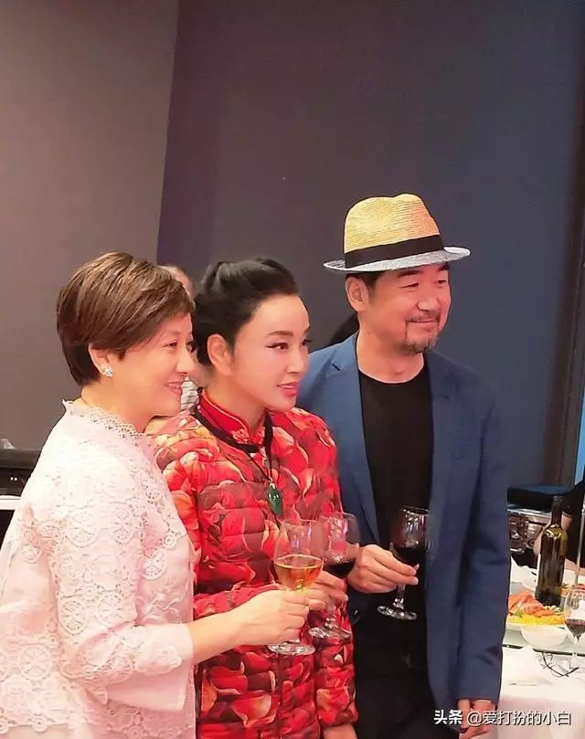 都說64歲的劉曉慶年輕如少女!其實仔細看後,她還是64歲的!