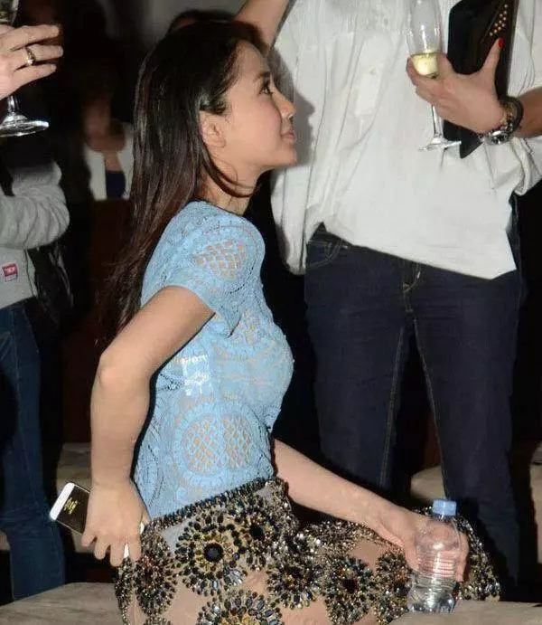 baby上半身穿「國王的新衣」超吸睛,但下半身更讓大家目不轉睛網友:跟沒穿一樣
