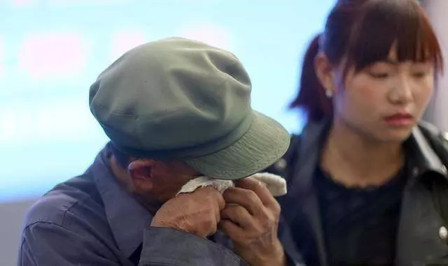 母親去世,繼父沒人照顧,弟弟不管我領回家,三年後弟媳後悔