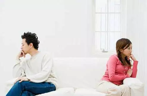 母親去世,繼父沒人照顧,弟弟不管我領回家,三年後弟媳後悔