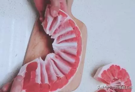 2分鐘巧剝柚子:僅需簡單3刀,不留一點白瓤,待客超級有面子!