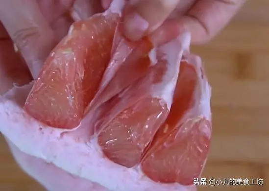 2分鐘巧剝柚子:僅需簡單3刀,不留一點白瓤,待客超級有面子!