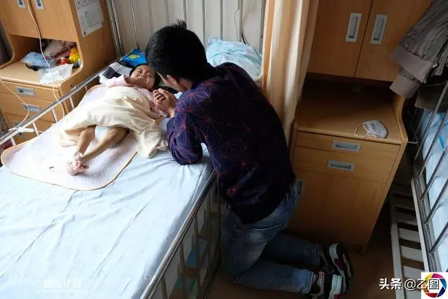男子割肝救子臨手術時逃了,結果妻子躺上手術台,得知消息他哭
