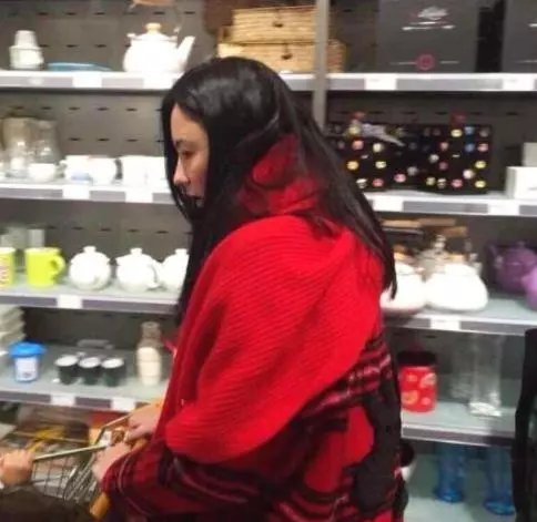 張柏芝現身超市購物,王菲現身超市購物,誰更加接地氣,一目了然!