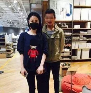 張柏芝現身超市購物,王菲現身超市購物,誰更加接地氣,一目了然!
