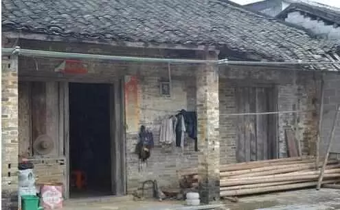 哥哥找弟弟借錢,弟弟不借還拿堆垃圾羞辱,回到家,一扔垃圾傻了