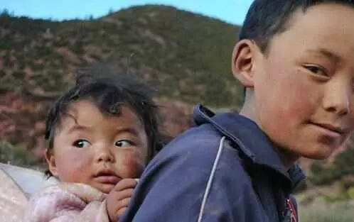 哥哥找弟弟借錢,弟弟不借還拿堆垃圾羞辱,回到家,一扔垃圾傻了