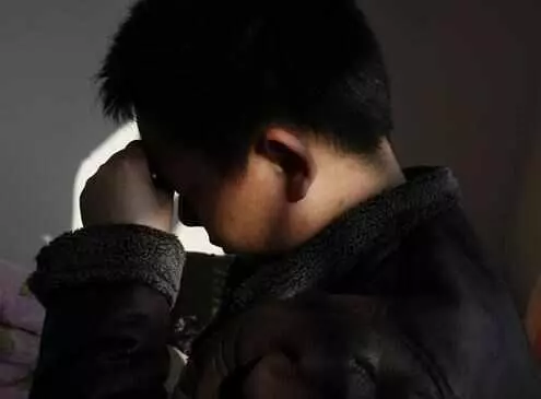哥哥找弟弟借錢,弟弟不借還拿堆垃圾羞辱,回到家,一扔垃圾傻了