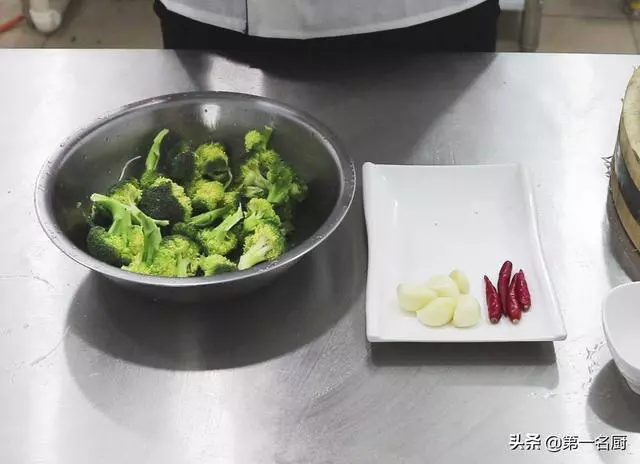 西蘭花怎樣做才好吃?不如試試這個方法,不用炒不過油,清脆爽口