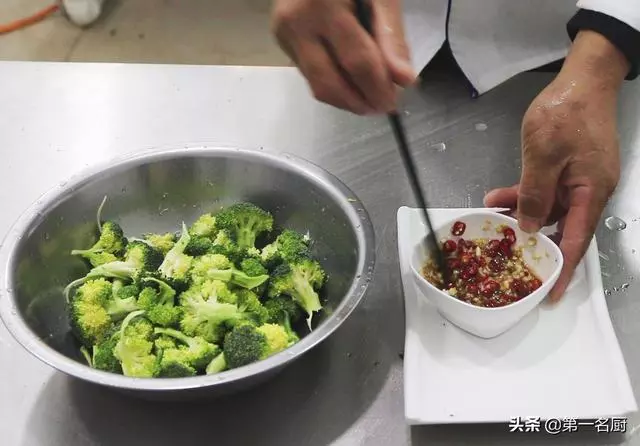 西蘭花怎樣做才好吃?不如試試這個方法,不用炒不過油,清脆爽口
