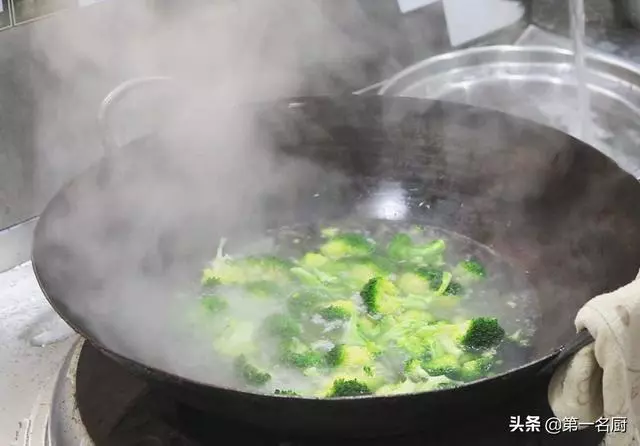 西蘭花怎樣做才好吃?不如試試這個方法,不用炒不過油,清脆爽口