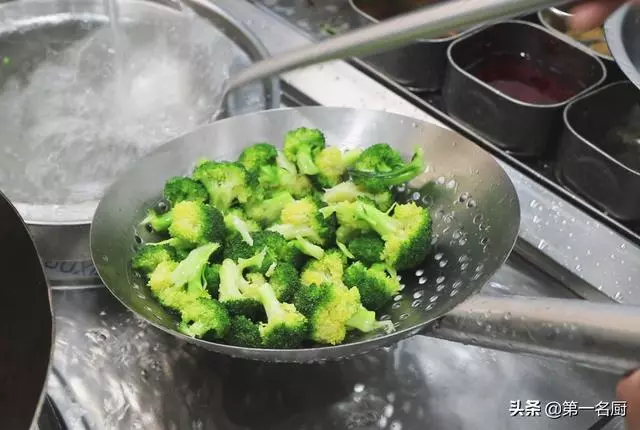 西蘭花怎樣做才好吃?不如試試這個方法,不用炒不過油,清脆爽口