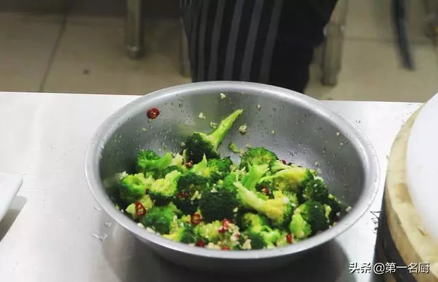 西蘭花怎樣做才好吃?不如試試這個方法,不用炒不過油,清脆爽口