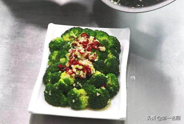 西蘭花怎樣做才好吃?不如試試這個方法,不用炒不過油,清脆爽口