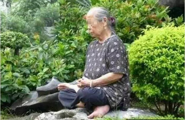 七旬老太每日用背撞樹,女兒覺得好奇,撩起她衣服一看馬上報警