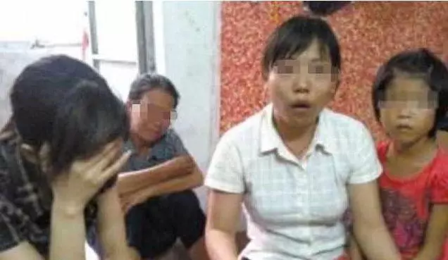 七旬老太每日用背撞樹,女兒覺得好奇,撩起她衣服一看馬上報警