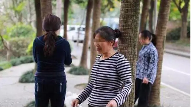 七旬老太每日用背撞樹,女兒覺得好奇,撩起她衣服一看馬上報警