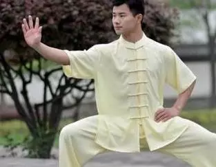 雙手托天,理三焦,全身放鬆,疏通三焦,上下打通,不再上熱下寒