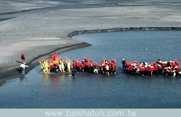 大顯神蹟!白沙屯媽祖神轎狂搖「直接衝入濁水溪」 信眾驚見「腳印全部浮起」原來背後有玄機