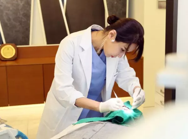 全國最正牙醫!50歲媽媽和女兒自拍「以為是姐妹」 私下「馬甲線辣照」網暴動:以為妳才是妹妹!