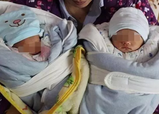 孕婦生下雙胞胎,卻遭到婆家嫌棄,老公拒付住院費,產婦到處借錢