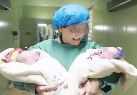 孕婦生下雙胞胎,卻遭到婆家嫌棄,老公拒付住院費,產婦到處借錢