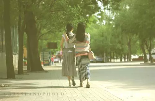 閨蜜流產去探望,她讓俺拿毛巾,打開廁所門,一下止不住淚眼