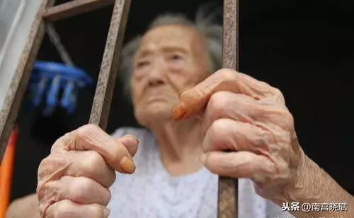 婆婆去世,三日後公公也去世,兒子翻開冰箱一瞧,隨後報了警