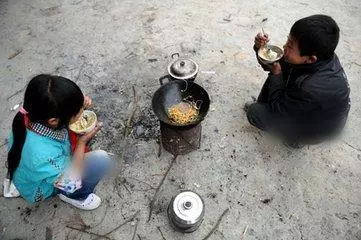哥哥為救妹妹失去雙腿,妹妹狠心拋棄哥哥,八年後再見,妹妹愣了