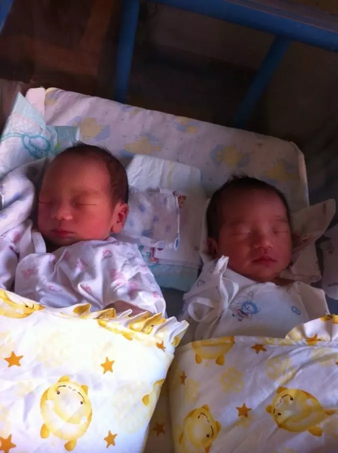 生了龍鳳胎,婆婆卻從不讓她給兒子換尿布,媳婦掀開兒子包裹哭了