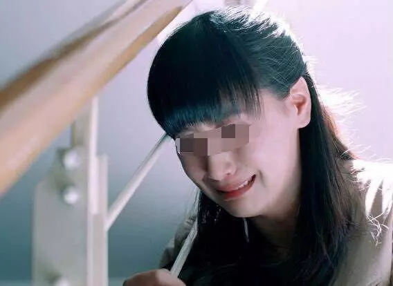 生了龍鳳胎,婆婆卻從不讓她給兒子換尿布,媳婦掀開兒子包裹哭了