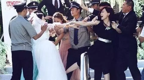 老公去世妹妹結婚不叫我,偷去現場,新郎看到我失控尖叫,我怒了