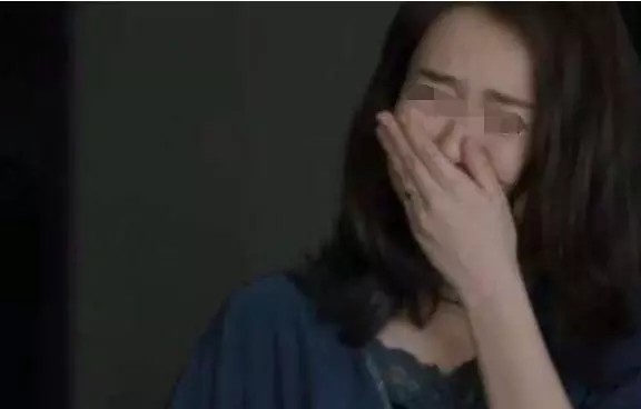 妻子一出差,丈夫就關機,起疑提前歸來,看門口有鞋,踹開門愣了