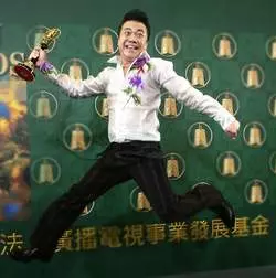 51歲資深藝人「董至成」當年反串「董月花」紅極一時,後來節目全被收掉的他罹患憂鬱症!現在他…