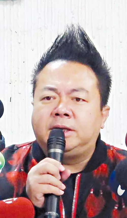 51歲資深藝人「董至成」當年反串「董月花」紅極一時,後來節目全被收掉的他罹患憂鬱症!現在他…