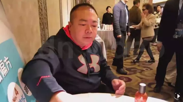 51歲資深藝人「董至成」當年反串「董月花」紅極一時,後來節目全被收掉的他罹患憂鬱症!現在他…