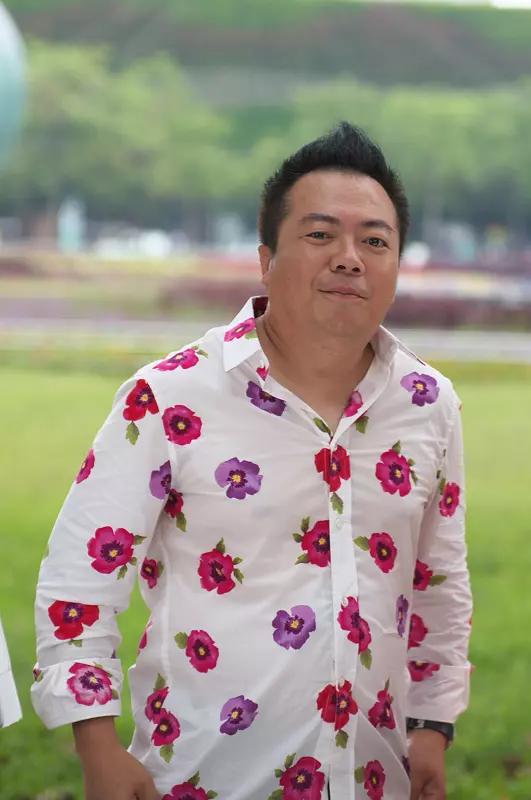 51歲資深藝人「董至成」當年反串「董月花」紅極一時,後來節目全被收掉的他罹患憂鬱症!現在他…