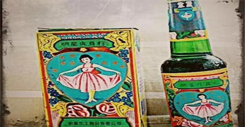 她把「花露水」滴在電風扇裡,別人以為她瘋了,結果嚇了一跳,沒想到還有這樣的妙用,太實用了,不看可惜了!