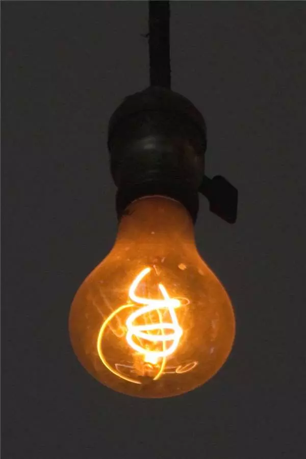 她把「花露水」滴在電風扇裡,別人以為她瘋了,結果嚇了一跳,沒想到還有這樣的妙用,太實用了,不看可惜了!