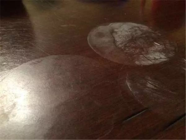 她把「花露水」滴在電風扇裡,別人以為她瘋了,結果嚇了一跳,沒想到還有這樣的妙用,太實用了,不看可惜了!