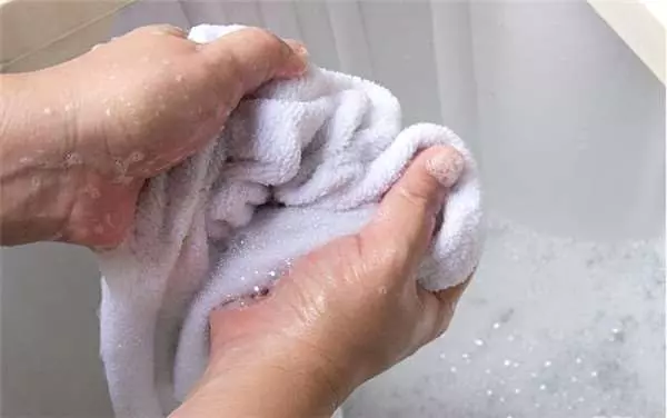她把「花露水」滴在電風扇裡,別人以為她瘋了,結果嚇了一跳,沒想到還有這樣的妙用,太實用了,不看可惜了!