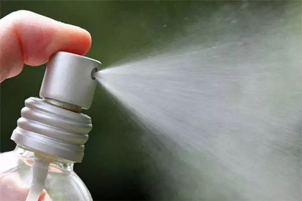 她把「花露水」滴在電風扇裡,別人以為她瘋了,結果嚇了一跳,沒想到還有這樣的妙用,太實用了,不看可惜了!