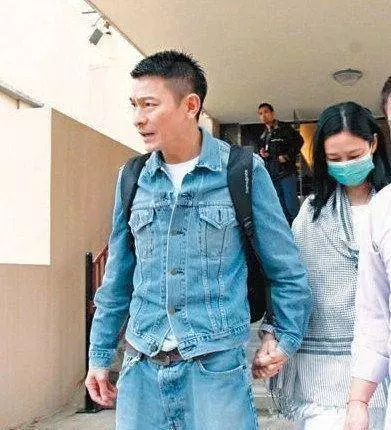劉德華全家照曝光,妻子越來越美艷,6歲女兒比甜馨還萌!