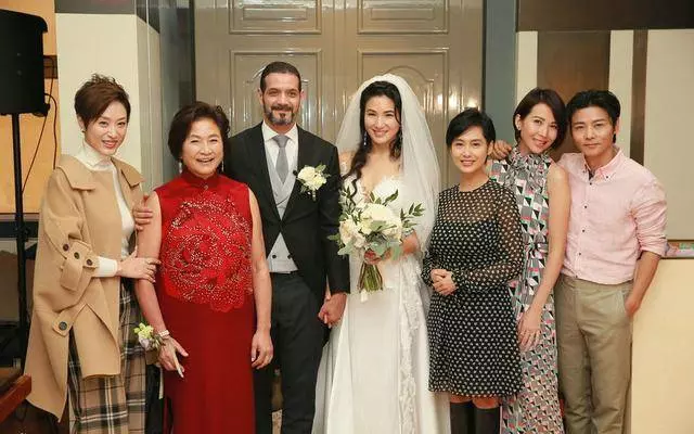 鄭佩佩嫁女,前夫陪女兒出場,而他離婚後,卻嫌親兒子醜不參加婚禮!