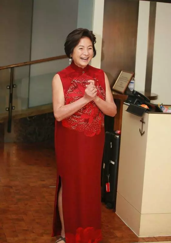 鄭佩佩嫁女,前夫陪女兒出場,而他離婚後,卻嫌親兒子醜不參加婚禮!