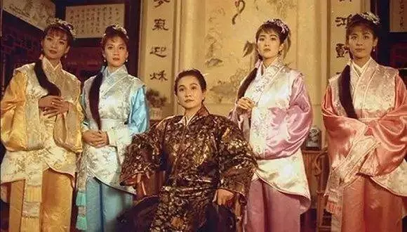鄭佩佩嫁女,前夫陪女兒出場,而他離婚後,卻嫌親兒子醜不參加婚禮!