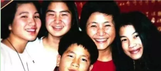 鄭佩佩嫁女,前夫陪女兒出場,而他離婚後,卻嫌親兒子醜不參加婚禮!