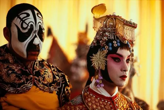 鄭佩佩嫁女,前夫陪女兒出場,而他離婚後,卻嫌親兒子醜不參加婚禮!