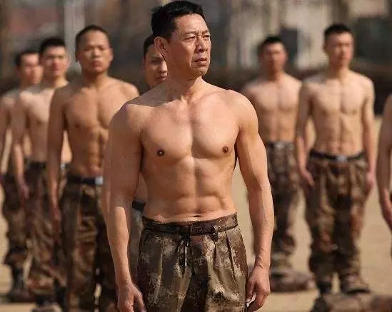 鄭佩佩嫁女,前夫陪女兒出場,而他離婚後,卻嫌親兒子醜不參加婚禮!