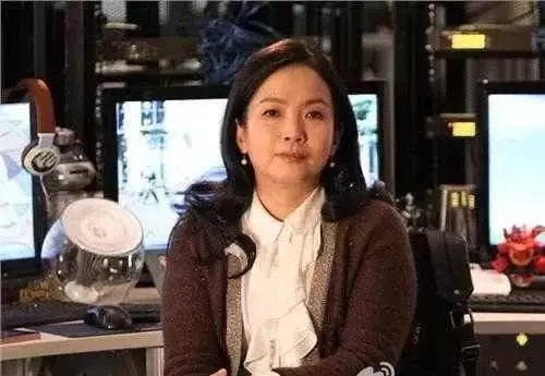 鄭佩佩嫁女,前夫陪女兒出場,而他離婚後,卻嫌親兒子醜不參加婚禮!